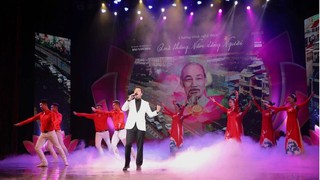 Chương trình nghệ thuật “Quà tháng 5 dâng Người” diễn ra tại Nhà hát Lớn Hà Nội