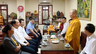 Đồng chí Nguyễn Doãn Toản chúc mừng Đại lễ Phật Đản tại chùa Yên Phú, huyện Thanh Trì