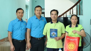 Lãnh đạo Liên đoàn Lao động Thành phố thăm, tặng quà công nhân lao động ngành Dệt - May