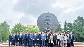 Đoàn công tác Công an thành phố Hà Nội dâng hoa tại Quảng trường Hồ Chí Minh ở thành phố Mát-xcơ-va, Liên bang Nga nhân dịp kỷ niệm 135 năm Ngày sinh Chủ tịch Hồ Chí Minh