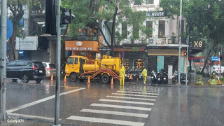 Công nhân Thoát nước ứng trực, bảo đảm không để xảy ra ngập úng kéo dài