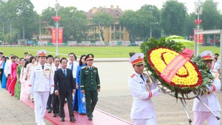 200 học sinh giỏi tiêu biểu của Thủ đô báo công dâng Bác