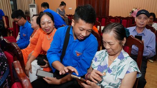 Quận Tây Hồ trang bị kỹ năng phòng chống lừa đảo cho người cao tuổi