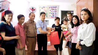 Hoàn Kiếm thăm, tặng quà trẻ em có hoàn cảnh đặc biệt nhân dịp Quốc tế Thiếu nhi