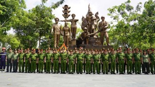 Đoàn đại biểu tham gia Hội thi thể thao nghiệp vụ chữa cháy dâng hoa tại Tượng đài Công an nhân dân vì nhân dân phục vụ