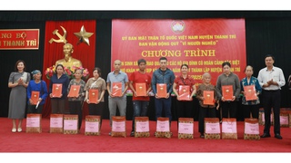 Mặt trận huyện Thanh Trì tặng quà 80 hộ gia đình có hoàn cảnh đặc biệt khó khăn