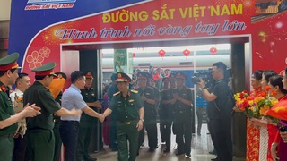 Quận Đống Đa đón đoàn cán bộ, chiến sĩ tham gia diễu binh về đến Hà Nội