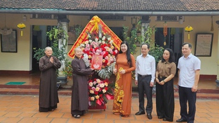Chủ tịch Ủy ban MTTQ Việt Nam Thành phố chúc mừng Phân ban Ni giới Hà Nội nhân Đại lễ Phật đản
