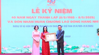 Tạp chí Người Hà Nội đón nhận Huân chương Lao động hạng Nhì