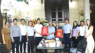 Lãnh đạo huyện Gia Lâm thăm, tặng quà các gia đình chính sách