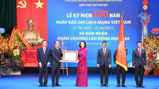 Báo Tuổi trẻ Thủ đô vinh dự đón nhận Huân chương Lao động hạng Ba