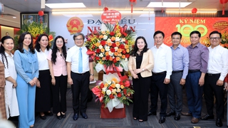Phó Chủ tịch UBND Thành phố Trương Việt Dũng thăm, chúc mừng một số cơ quan nhân kỷ niệm 100 năm ngày 21/6