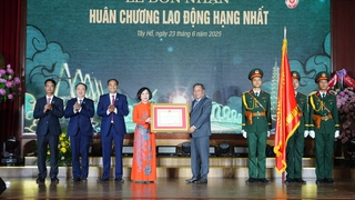 Quận Tây Hồ đón nhận Huân chương Lao động hạng Nhất