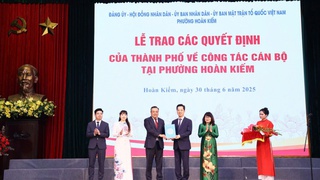 Chủ tịch UBND Thành phố trao quyết định về chỉ định Ban Chấp hành Đảng bộ phường Hoàn Kiếm