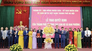 Chánh Văn phòng UBND Thành phố Lê Thanh Nam trao quyết định về công tác cán bộ tại 3 xã: Đan Phượng, Ô Diên, Liên Minh