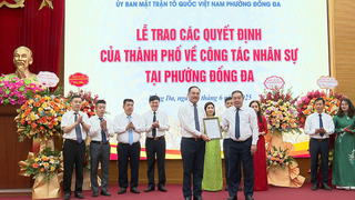 Phó Chủ tịch Thường trực UBND Thành phố Lê Hồng Sơn trao quyết định nhân sự các phường Đống Đa, Kim Liên, Ô Chợ Dừa, Văn Miếu - Quốc Tử Giám