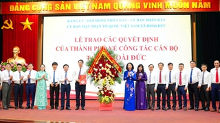 Phó Chủ tịch UBND Thành phố Vũ Thu Hà trao quyết định về công tác cán bộ tại các xã: Hoài Đức, Dương Hòa, An Khánh, Sơn Đồng