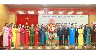 Chủ tịch Ủy ban MTTQ Việt Nam Thành phố Nguyễn Lan Hương trao quyết định tại phường Bạch Mai, Vĩnh Tuy, Láng
