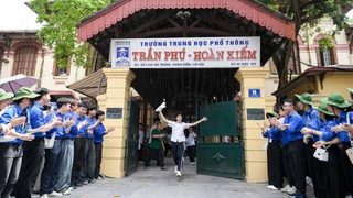 Học sinh hoàn thành môn thi cuối cùng kỳ thi lớp 10 THPT