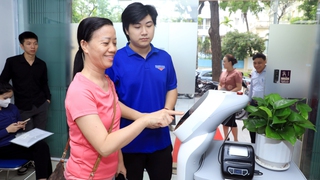 Chuyển đổi số từ cơ sở: Phường Cửa Nam tiên phong ứng dụng robot vào cải cách hành chính