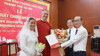 Phường Vĩnh Hưng: Trao Giấy chứng nhận kết hôn có yếu tố nước ngoài