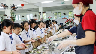 Triển khai công tác tổ chức bữa ăn bán trú tại các trường công lập