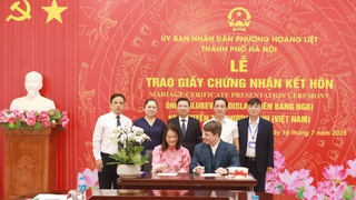 Phường Hoàng Liệt lần đầu tiên trao Giấy chứng nhận kết hôn có yếu tố nước ngoài
