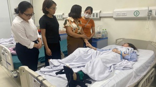 Lãnh đạo phường Dương Nội thăm hỏi, tặng quà nạn nhân trong vụ tai nạn giao thông tối 16/7