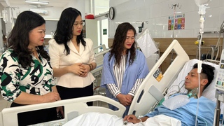 Lãnh đạo phường Tương Mai thăm hỏi chiến sĩ bị thương khi tham gia chữa cháy