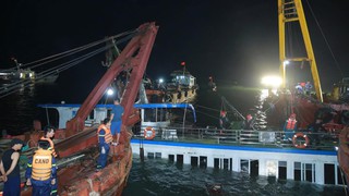 Thủ tướng yêu cầu huy động mọi nguồn lực tìm kiếm các nạn nhân vụ lật tàu trước khi bão số 3 về