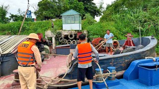 Công an Hà Nội kiểm tra việc ứng phó bão số 3 trên tuyến sông Hồng