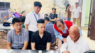 Hội Chữ thập đỏ thành phố Hà Nội động viên, hỗ trợ gia đình các nạn nhân trong vụ lật tàu tại tỉnh Quảng Ninh