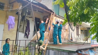 Phường Tương Mai: Lập Sở chỉ huy, hỗ trợ dân gia cố nhà chống bão