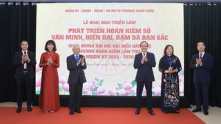 Hoan Kiem Ward holds exhibition to mark 1st Party Congress