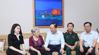 Hanoi People's Council Chairman Nguyen Ngoc Tuan visits national contributors
