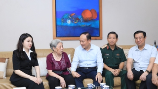 Chủ tịch HĐND Thành phố Nguyễn Ngọc Tuấn thăm, tặng quà gia đình người có công
