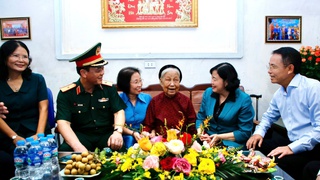 Bí thư Thành ủy Bùi Thị Minh Hoài thăm, tặng quà gia đình chính sách