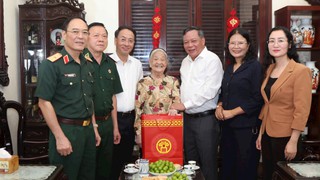 Phó Bí thư Thường trực Thành ủy Nguyễn Văn Phong thăm, tặng quà người có công tiêu biểu phường Đống Đa