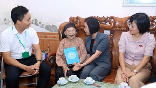 Đoàn ĐBQH thành phố Hà Nội thăm, tặng quà các gia đình có công tại xã Minh Châu