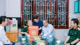 Chủ tịch UBND Thành phố Trần Sỹ Thanh thăm, tặng quà người có công tiêu biểu nhân dịp 27/7