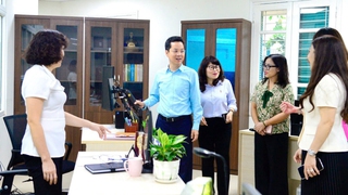 Lãnh đạo phường Hoàn Kiếm thăm, động viên các cơ quan sau kiện toàn bộ máy