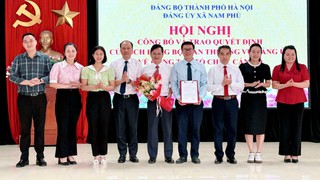 Đảng ủy xã Nam Phù công bố và trao quyết định công tác cán bộ