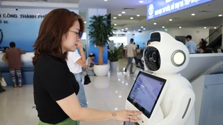 Cách mạng dịch vụ công tại Hà Nội: Robot hướng dẫn, trà miễn phí, không gian xanh chờ đợi