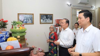 Chủ tịch HĐND thành phố Hà Nội Nguyễn Ngọc Tuấn thăm gia đình đồng chí Nguyễn Khang
