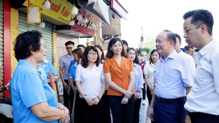 Chủ tịch HĐND Thành phố Nguyễn Ngọc Tuấn cùng nhân dân phường Hoàn Kiếm ra quân tổng vệ sinh môi trường