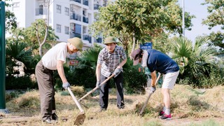 Cán bộ, nhân dân phường Phúc Lợi ra quân tổng vệ sinh môi trường