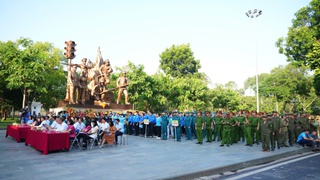 Phó Chủ tịch UBND Thành phố Dương Đức Tuấn tham gia tổng vệ sinh môi trường tại phường Hai Bà Trưng