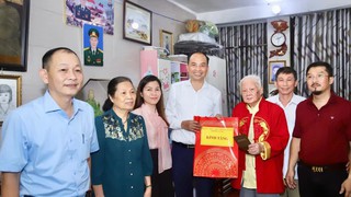 Bí thư Đảng ủy phường Tây Hồ Nguyễn Đình Khuyến thăm, tặng quà người có công nhân dịp 2/9