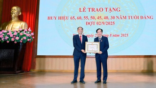 Đảng bộ phường Tây Hồ trao Huy hiệu Đảng đợt 02/9
