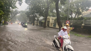 Cảnh sát giao thông Hà Nội căng mình phân luồng, giúp dân trong mưa ngập